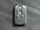 【スマートキー＆プッシュスタート】カバンやポケットに入れたままでもドアの施錠・解錠が可能なスマートキーを装備。エンジンのオン・オフ時もカギを取り出す必要が無く、ボタンをプッシュするだけでＯＫ。