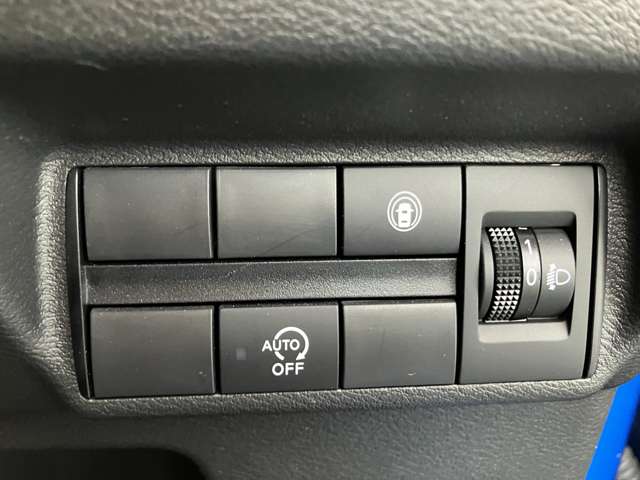運転席右側にはライトの光軸調整ダイヤルや運転支援機能のオン／オフスイッチを設置しております。
