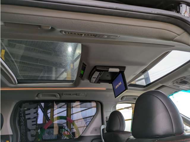 天井にはサンルーフ。車内が明るくなりますし、喫煙される方には換気ができてありがたい装備ですね。