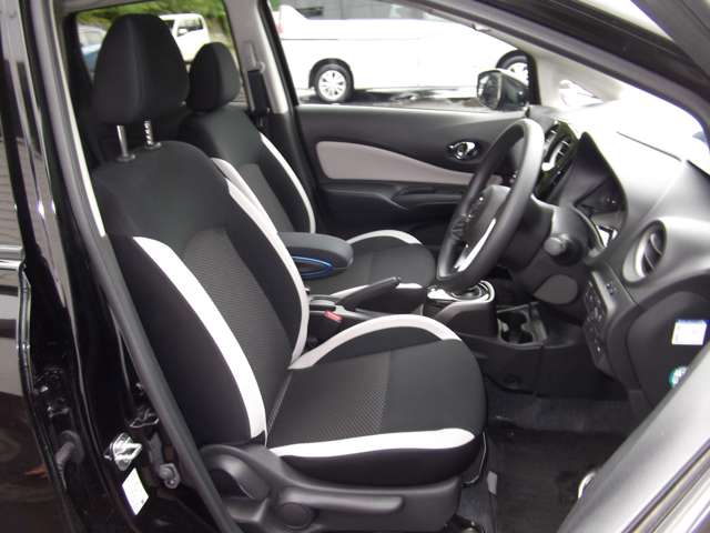 運転席＆助手席   運転席にはシートリフター（高さ調整機能）付きなので身長に関係なく運転しやすいポジションがとれます。