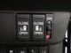 運転席側からパワースライドドアの操作ボタン。また、パワーモードから手動にも切り替え可能。