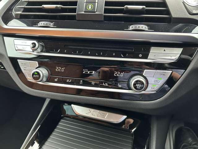 デュアルオートエアコン：運転席・助手席それぞれで温度設定が可能な独立式オートエアコンを標準装備しております！