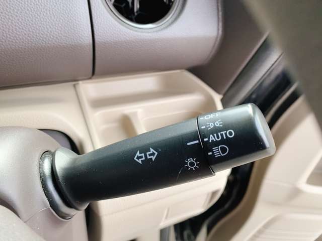 【オートライト】車外の明るさを検知して、自動的にヘッドライトを点灯してくれます♪トンネルを走行する際にも、自動的に点灯してくれて便利な装備の１つです♪