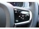 ステアリングの右側スイッチでは、オーディオのボリューム操作や車両の燃費情報を確認できます。