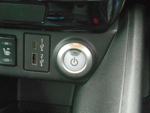 鍵をささなくても、ブレーキを踏みながらボタンを押すだけで簡単エンジンスタート！