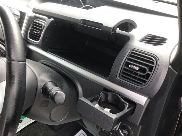 【運転席ドリンクホルダー】 運転席側のドリンクホルダーです。エアコンの風が直接あたりますので、快適温度を出来るだけキープします♪ドリンクを置かない時には、小物入れとしても使えますよ♪