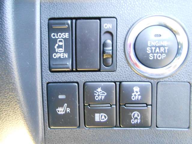 助手席側は電動オートスライドドアです。運転席からも操作できて便利ですしかも安全装備もバッチリです。