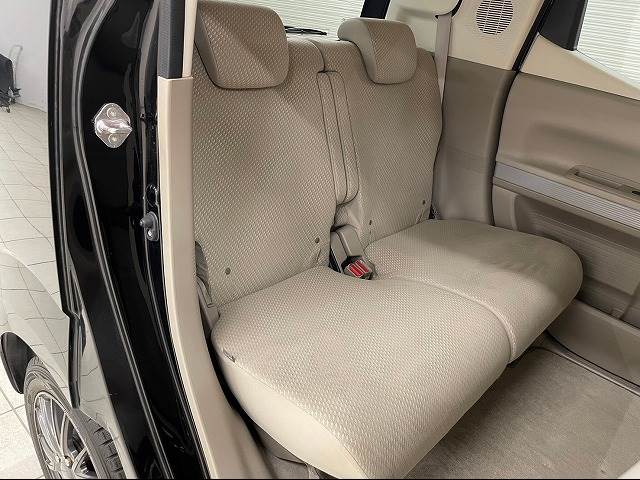 セカンドシートは大人二人が乗っても十分なスペースがしっかりと確保されております。前のオーナーがしっかりと管理されているお車で綺麗な状態がキープされております。