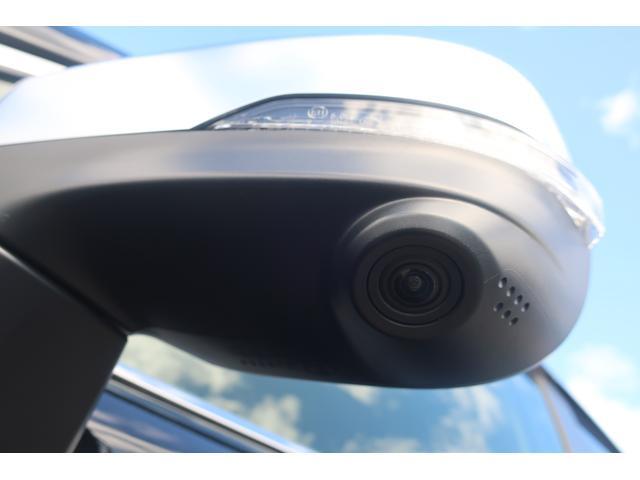 助手席側ドアミラーに装着されたカメラの映像を、マルチファンクションディスプレイに表示。死角を低減し、安全運転をアシストします。