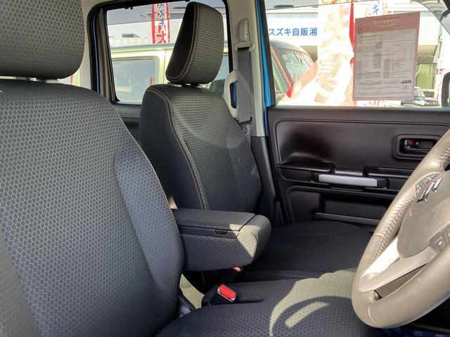 運転席と助手席の狭間にあるアームレスト（肘掛）は小物収納も可能！