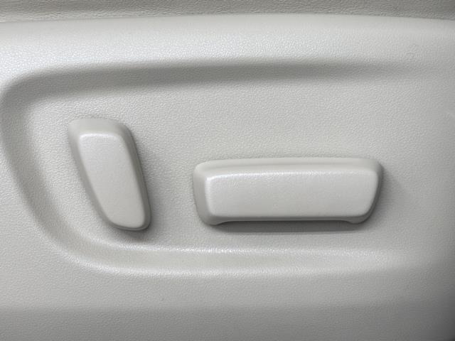 電動パワーシートはボタン一つで細やかな調節が可能ですよ。 意外に力が要るシートの移動もラクラク、思い通りのポジションが見つかります。
