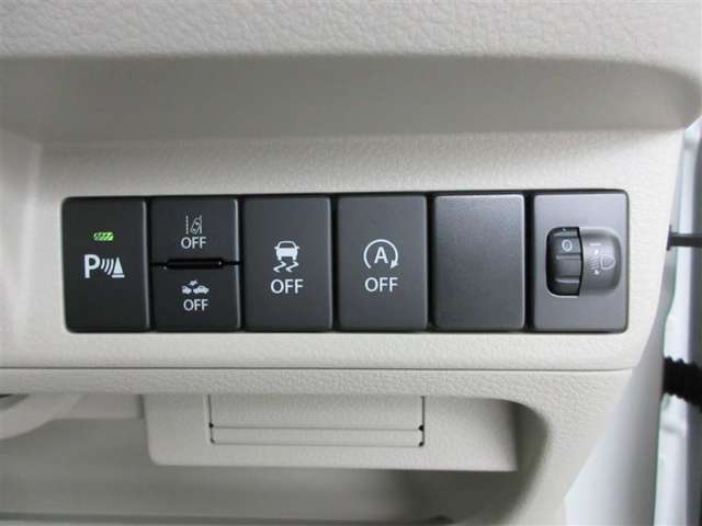 駐車するときの警告センサーのボタン。バック駐車のときに車体の後ろや横が障害物に当たりそうになると音が鳴る装置付き。
