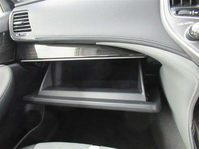 グローブボックスとは、ダッシュボードの助手席の前側に設けられた小物入れです。蓋がついていて、車検証などを入れていることが多いスペース。もともとは、手袋などを収納していたそう。