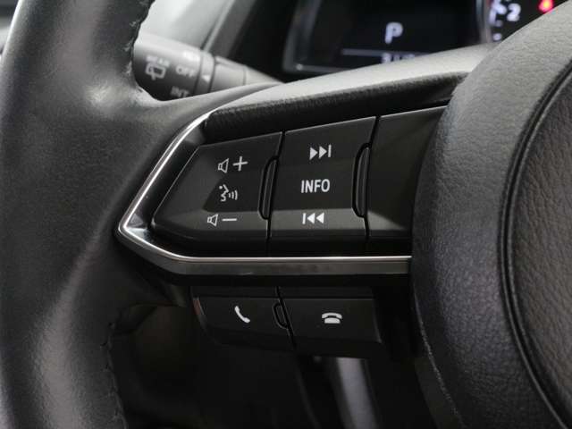 ★ステアリモコンスイッチ★ハンドル装備されいるリモコンで運転中にナビゲーションのチャンネルや曲を変えることが出来ます。運転しながらの危険なナビ操作がなくなりますので安心です。