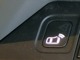 リアトラフィックモニターにより、扉を開ける前に死角からの接近などランプが点灯することが確認できます。
