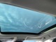 ・サンルーフ：スライディングガラスルーフを搭載。天井からも光を確保でき、広々とした印象を与えます。また、ルームライト付近のスイッチで開閉が可能。細かく調節も可能です。