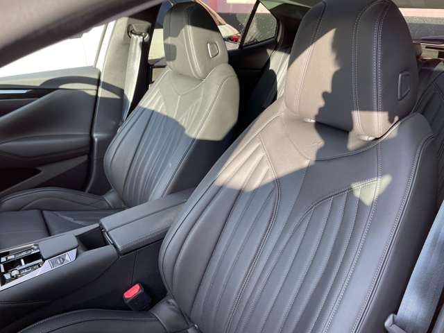 ・助手席：運転席と同様にパワーシート、ランバーサポート付。フロントシート両方は、シートヒーターとベンチレーションが装備されているため、夏や冬のシートの温度を気にすることなく使用できます。