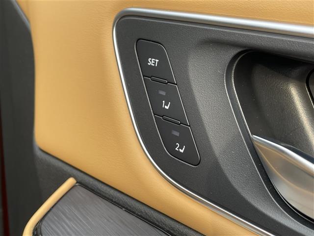 【メモリーシートスイッチ】運転席の座席ポジションを2パターン記憶させることが出来、ボタン一つで座席ポジションへ