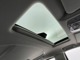 【ツインムーンルーフ】天井から太陽の穏やかな光や爽やかな風を取り込むことができる、トヨタの「サンルーフ」です！頭上のスイッチでムーンルーフを開閉することができます。
