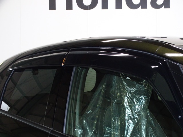【ドアバイザ－】ドアバイザー付です。窓を開けた時に雨の車内への侵入を防ぐ事が出来ます。