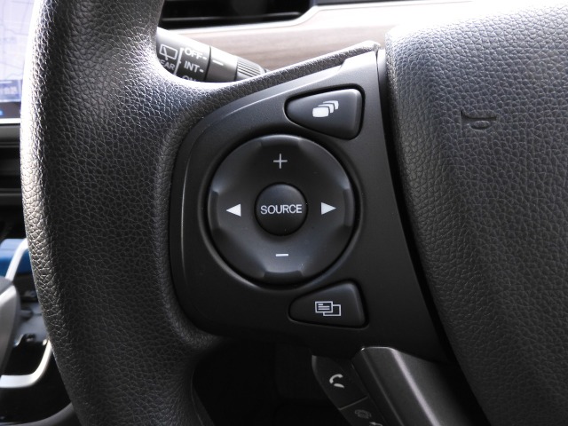 ナビ連動のステアリングスイッチ。ボタンを見ずに操作ができるので運転中も安全に音量やチャンネルの変更できます。