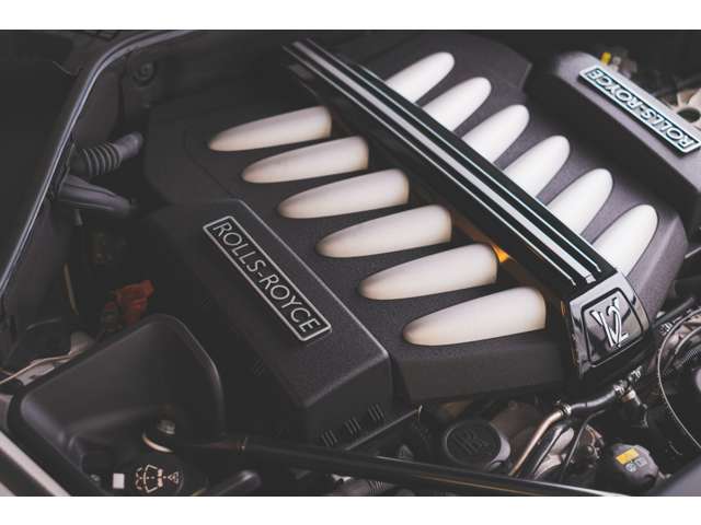 V12ツインターボエンジン・出力:570ps(420kW)/5250rpm・トルク:83.6kg・m(820N・m)/1600～4750rpm