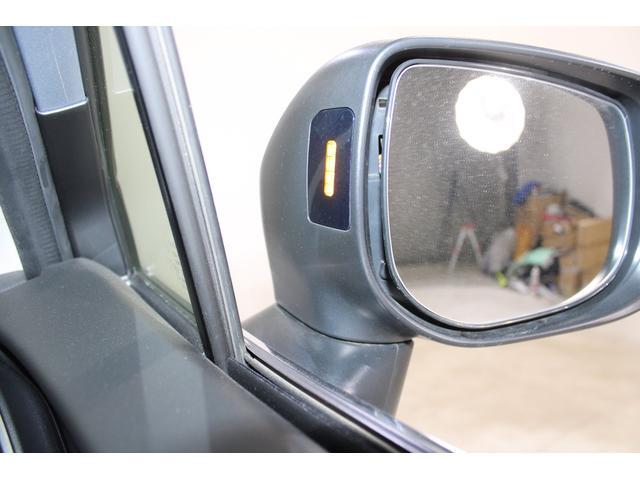 車体後部に内蔵されたセンサーによって、自車の後側方から接近する車両を検知。衝突の危険があるとシステムが判断した場合、ドアミラー内側のLEDインジケーターや警報音でドライバーに注意を促します！！