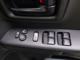 運転席のドアにはパワーウインドウと電動格納式ドアミラーを操作するスイッチがあります。お手元操作で便利です。