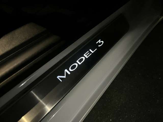 イルミネーテッドキックプレート(30,250円)、ドアを開けた際にMODEL3の文字が美しくライトアップされます。