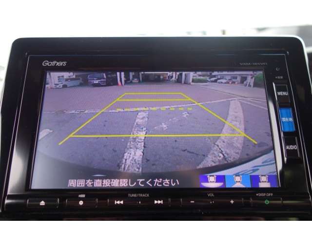 車庫入れの際に後方の障害物をナビモニターで確認出来るバックカメラ。ガイドライン付きですので、停車する位置が分かりやすいですね。