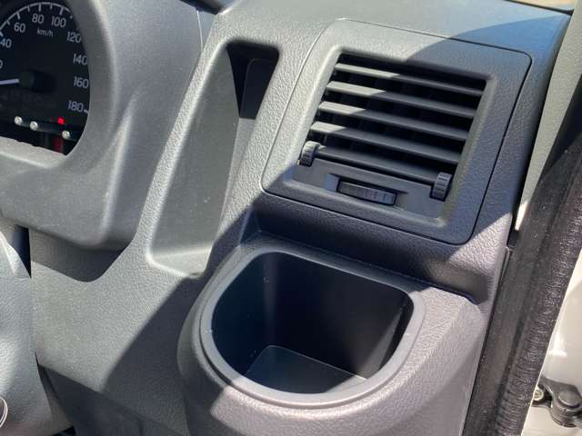 【ドリンクホルダー】車の中で飲み物を置くスペースがあるととっても便利ですね♪