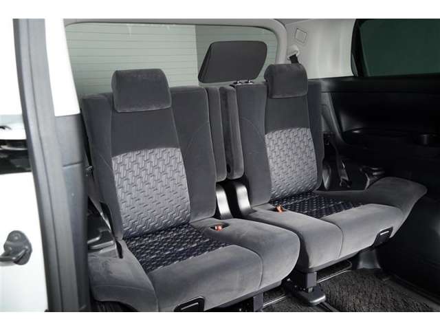 【サードシート】 荷物が多い時や大人数でのドライブにも対応できてとても便利です。