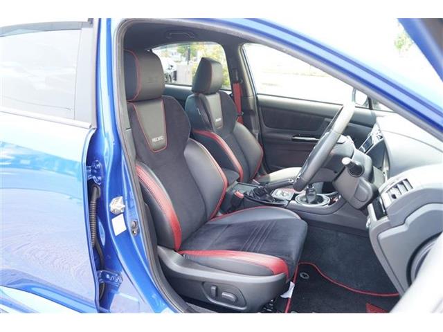 運転席にはシートヒーター・パワーシート・センターアームレスト装備で快適なドライブをサポートしてくれます☆