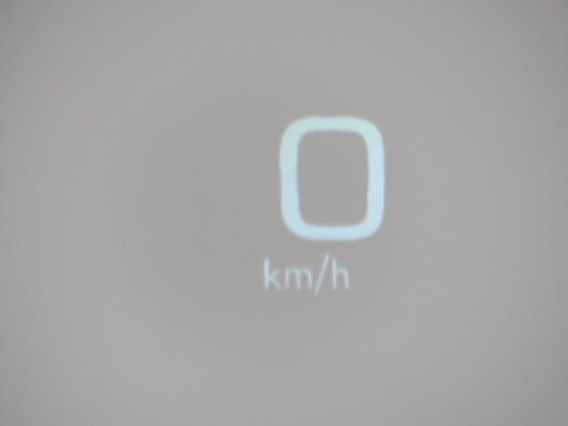 HUD(ヘッドアップディスプレイ)速度表示をフロントガラスに表示できます。