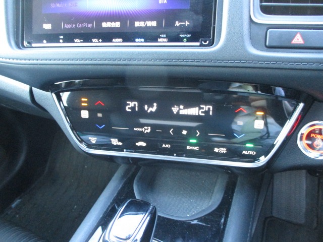 フルオートエアコンのお写真です。ボタン一つで年中快適な温度でお過ごしいただけます。シートヒーターも装備されております。