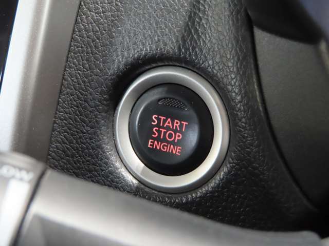 ブレーキを踏んでボタンを押せばエンジンがかかります