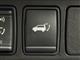 【電動リアゲート（メーカーオプション）】重たいリアゲートが、ボタンひとつで開閉します。バックドアオープナーでも操作可能です。