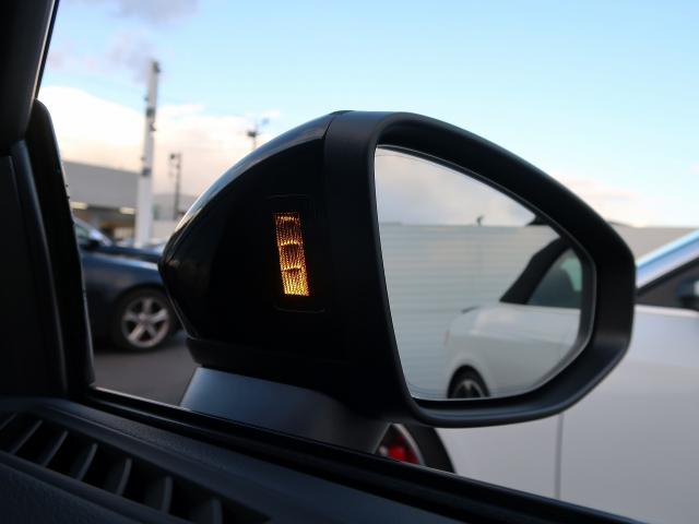 ●アウディサイドアシスト『後方の死角を並走する車両を検知しドアミラーの内側のＬＥＤが点灯。ドライバーに注意を促し事故を未然に防ぐシステムです。』