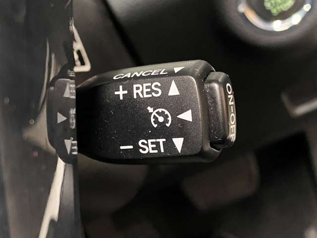 高速道路で便利な【クルーズコントロール】も装着済み。アクセルを離しても一定速度で走行ができる装備です。加速減速もスイッチ操作でＯＫです。