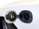 専用コードを接続するだけで簡単に充電が行えます。プラグインハイブリッドモデル Recharge Ultimate T8 AWDは、走行中の充電のほか、自宅などに設置された充電機器からの充電が可能です。