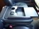 中央席の背面に、マルチユースシートバックコンソール（格納式テーブル＋Ａ４サイズ収納可能ポケット＋カップフォルダー２個）が装備されています。