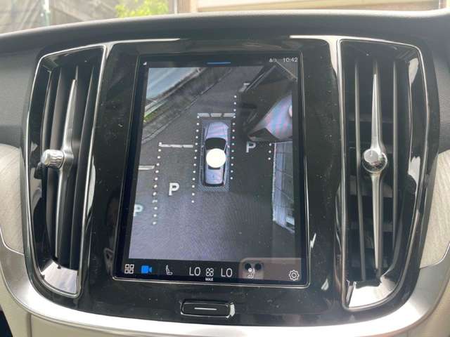 優美で縦長のタッチスクリーン式センターディスプレイ。リバース時には、４個のカメラで３６０度真上から見下ろした映像を作成したり、ガイドラインを表示して、安心・安全な車庫入れ等が可能になります。