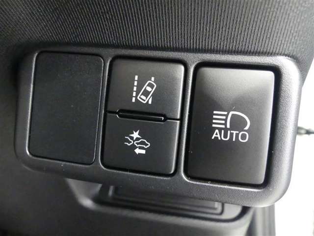 【先進ライト・車線逸脱警報・衝突回避被害軽減スイッチ】予防安全装備つきで、安全なドライブをサポートします！ スイッチでＯＮ／ＯＦＦ切替えできるので、必要に応じて切替えてください。
