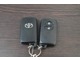 スマートキー２個です。　スマートキーを携帯していればキーを取り出さずにドアを施錠＆解錠。ハイブリッドシステムの始動も可能です。