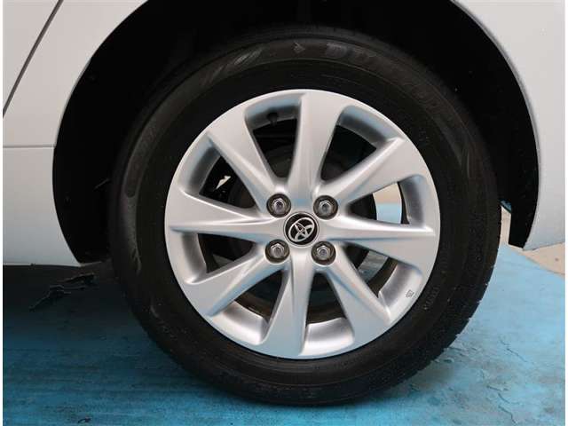 【タイヤ・ホイール】タイヤサイズ185/65R15の純正アルミホイールです。タイヤ溝は約５ｍｍになります。