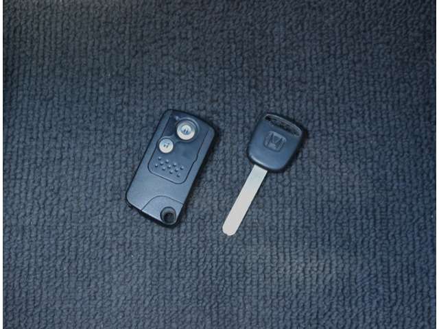 さらにスマートキーも装備されていてお車の高額装備のひとつです！！カバンの中から鍵を探す手間もなくすぐに開閉できます！両手が荷物で塞がっている時や雨のときなど便利ですね！