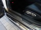 乗降部に備え付けられるLEXUSロゴ刻印スカッフプレート（ステンレス製）は、新車生産時の保護ビニールテープが貼られたままの状態です。ご利用に際しましては剥がして頂ければ新車の瑞々しさを味わって頂けます。