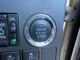 【スマートキー＆プッシュスタート】カバンやポケットに入れたままでもドアの施錠・解錠が可能なスマートキーを装備。エンジンのオン・オフ時もカギを取り出す必要が無く、ボタンをプッシュするだけでＯＫ。