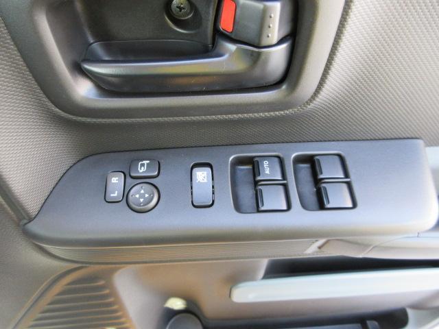 運転席アームレストに、【リモコンドアミラー】【パワーウィンドウ】スイッチあり。手元で操作ラクラク。