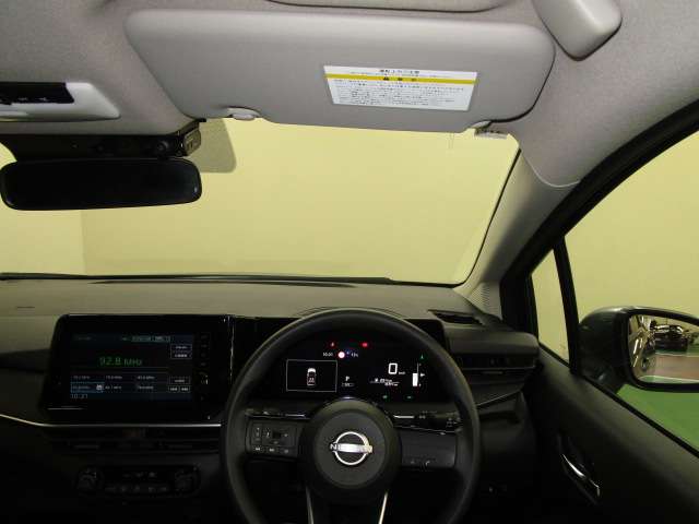 ドライバー目線で、使いやすく安全操作性と良好な視界を実現した運転席です。